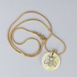   Gyöngyház medál, méhecskés, nemesacél láncon, arany színű, kb. 45 cm